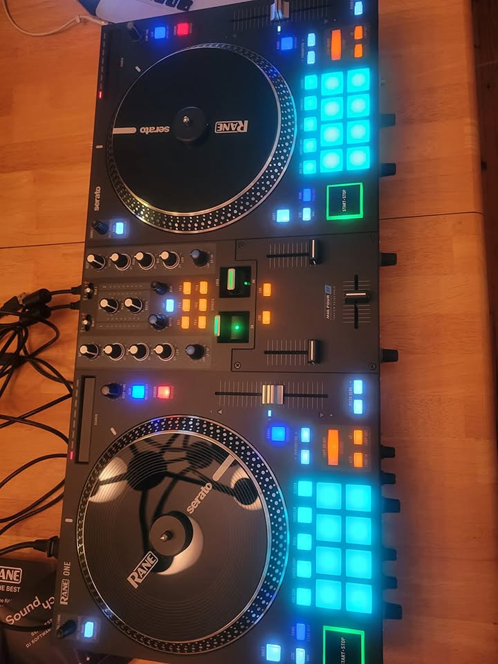 DJ Set and DJ Controller with Integrated Mixer T1289