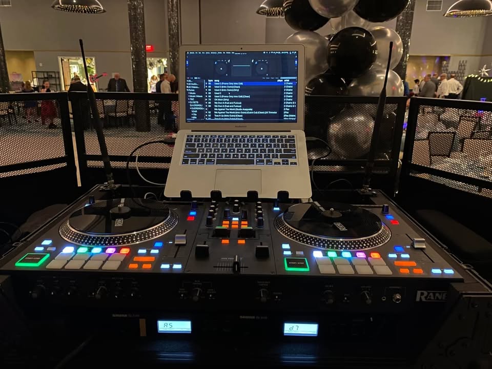 DJ Set and DJ Controller with Integrated Mixer T1289