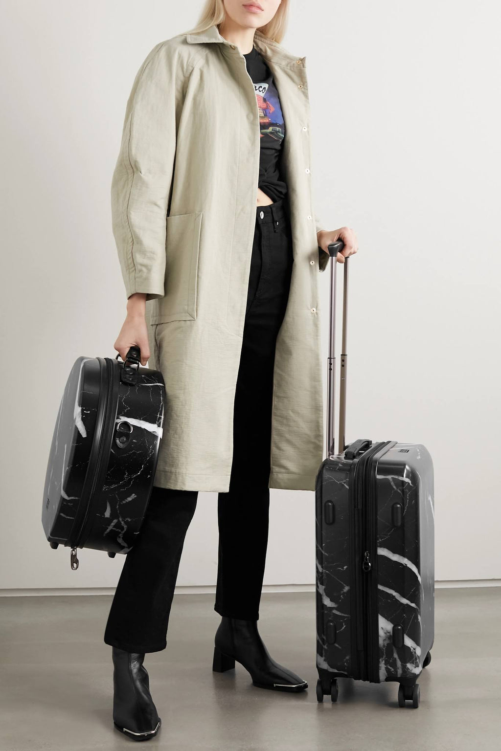 22-Inch Rolling Spinner Luggage, Black J6910