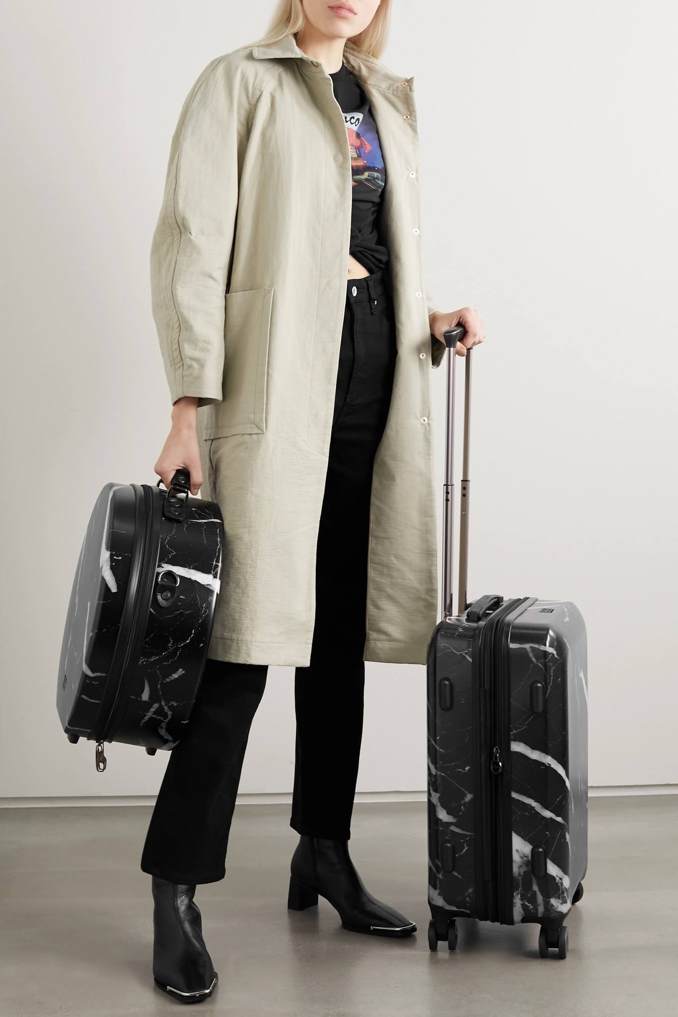 22-Inch Rolling Spinner Luggage, Black J6910