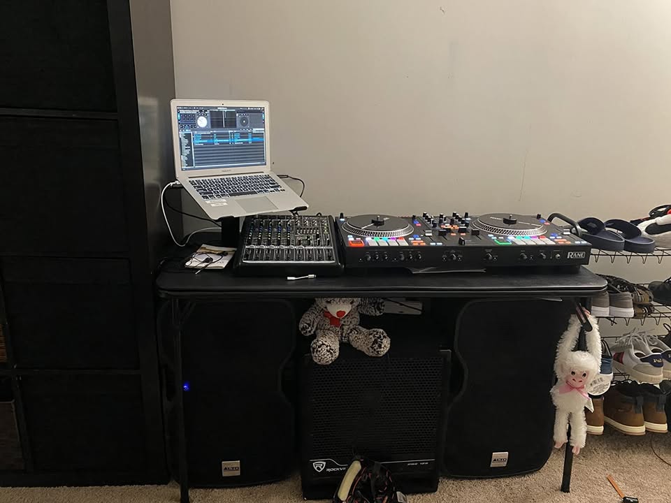 DJ Set and DJ Controller with Integrated Mixer T1289