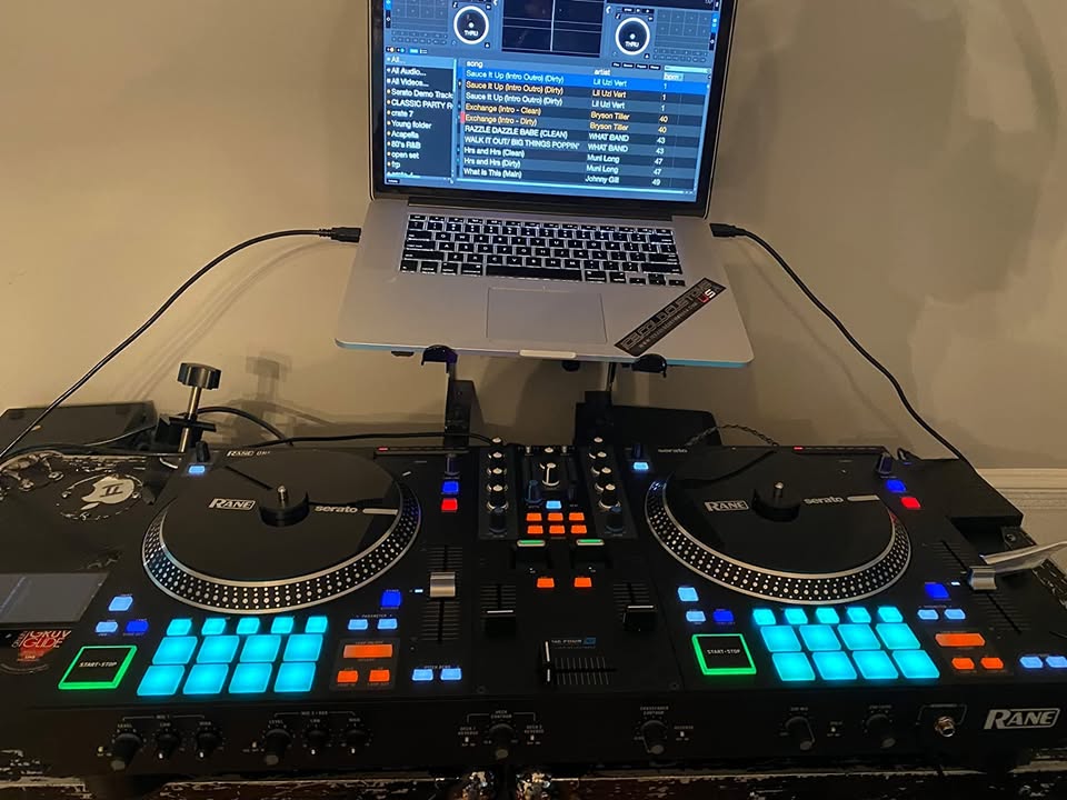DJ Set and DJ Controller with Integrated Mixer T1289